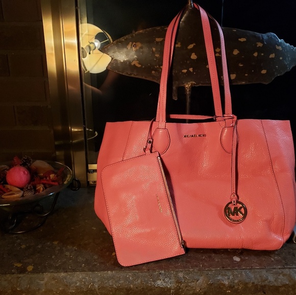 Michael Kors MAE East/West Large Reversible Tote - Picture 1 of 7